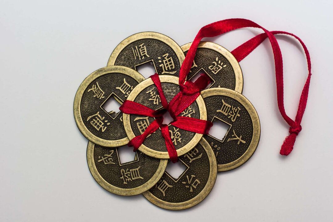 Chinese amulet for money with the corresponding hieroglyphs